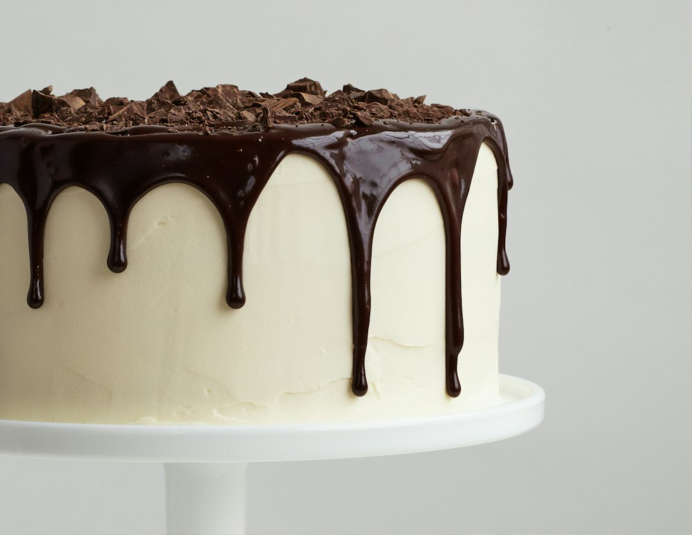 Bolo de cobertura branca com ganache de chocolate