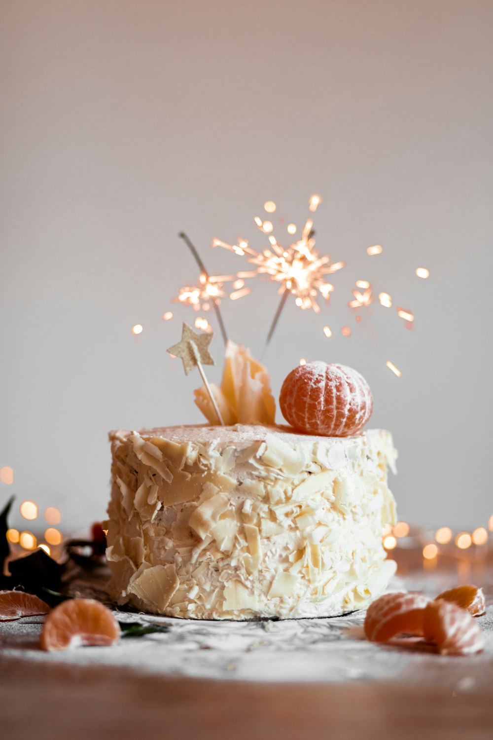 Bolo artesanal com frutas e vela de faísca
