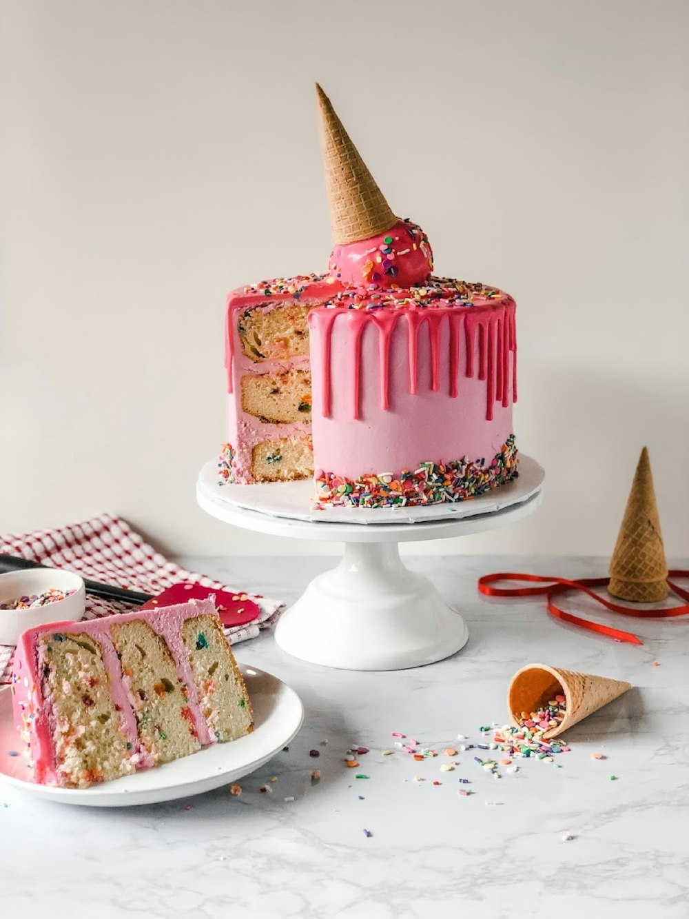 Bolo de aniversário rosa com casquinha de sorvete decorativa