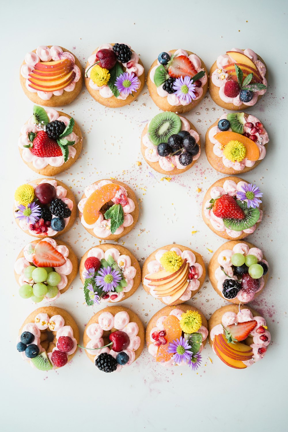Doces individuais com frutas frescas e flores
