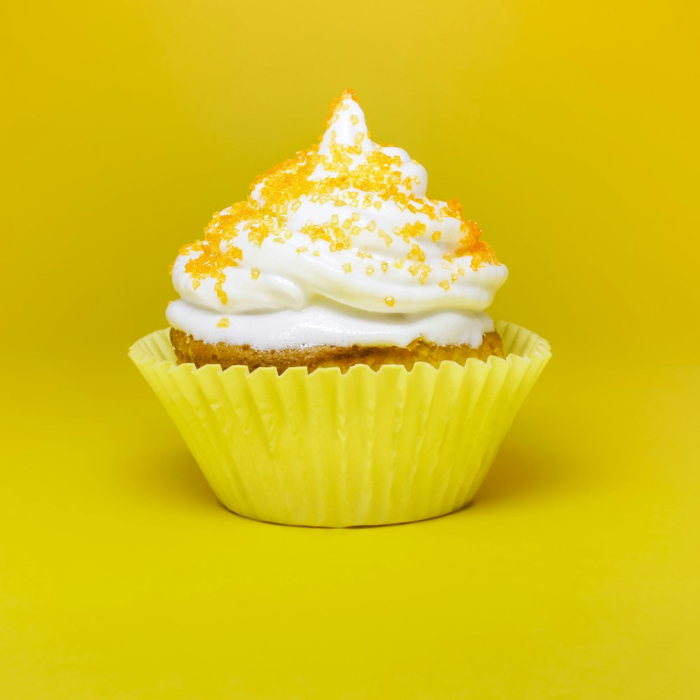 Cupcake amarelo com creme e raspas de limão