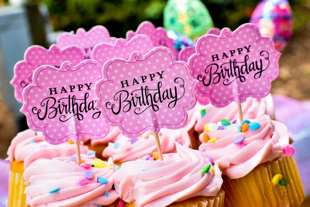 Cupcakes de aniversário com plaquinhas e cobertura rosa