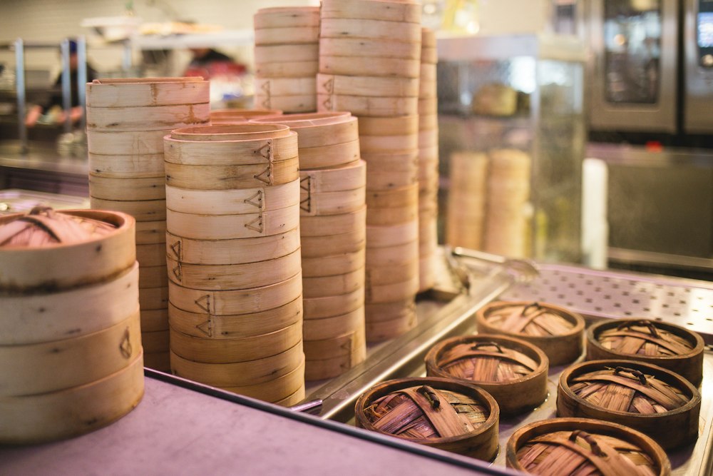 Cestos tradicionais de bambu empilhados na cozinha
