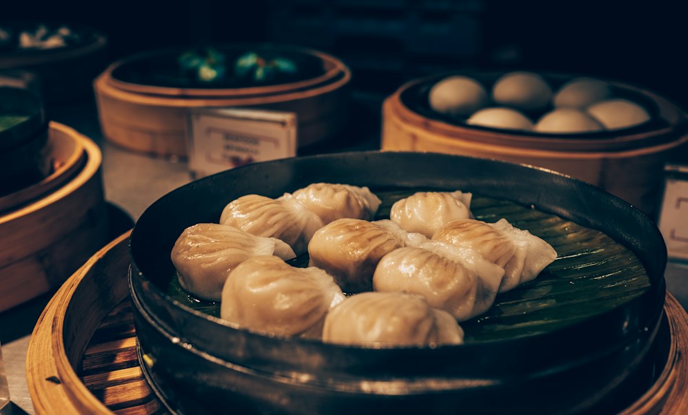 Cestos de dim sum à mesa, prontos para receber os convidados