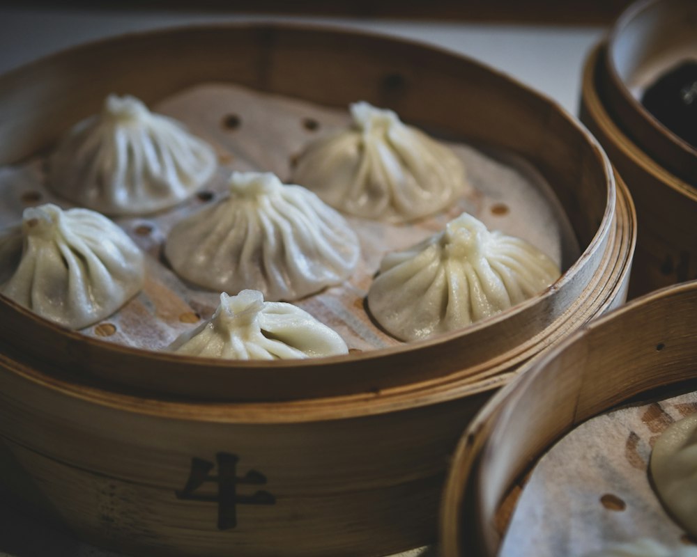 Xiao long bao artesanal servido no cesto de bambu