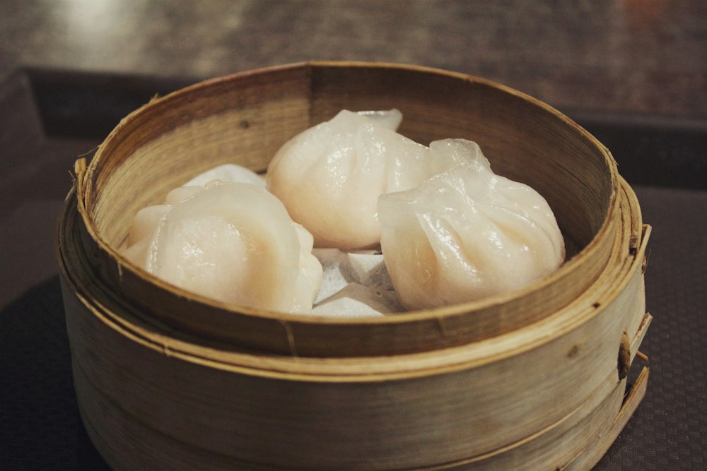 Har gow com massa translúcida e recheio de camarão