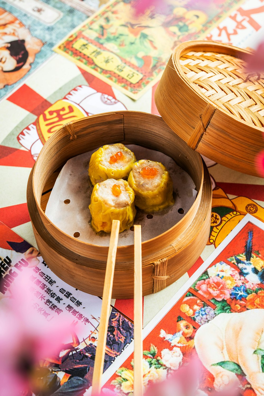 Siu mai dourado servido quente no vapor