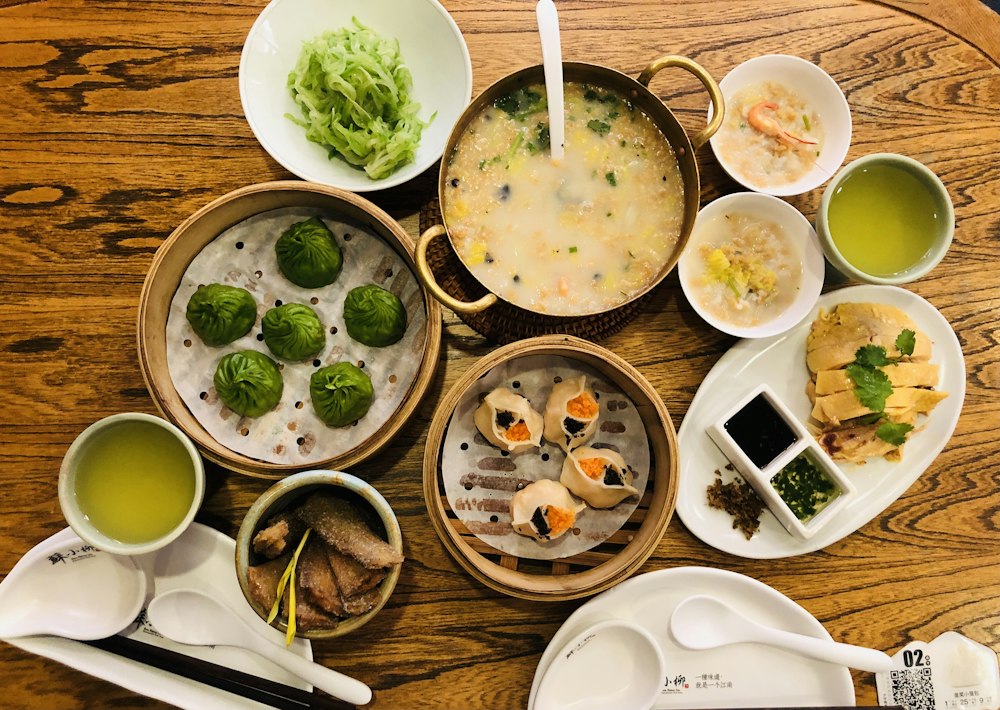 Mesa farta com pratos chineses para compartilhar