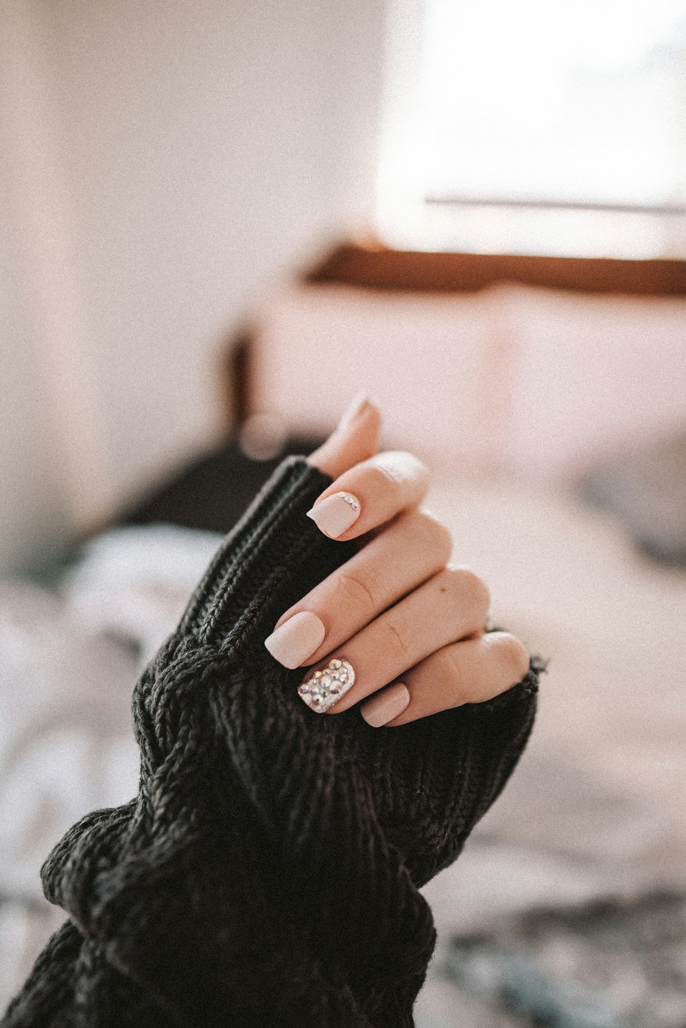Unhas claras com desenho delicado e acabamento quadrado