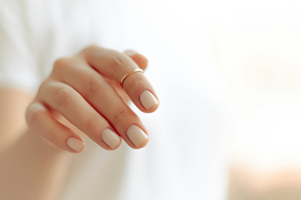 Manicure minimalista com esmalte bege claro