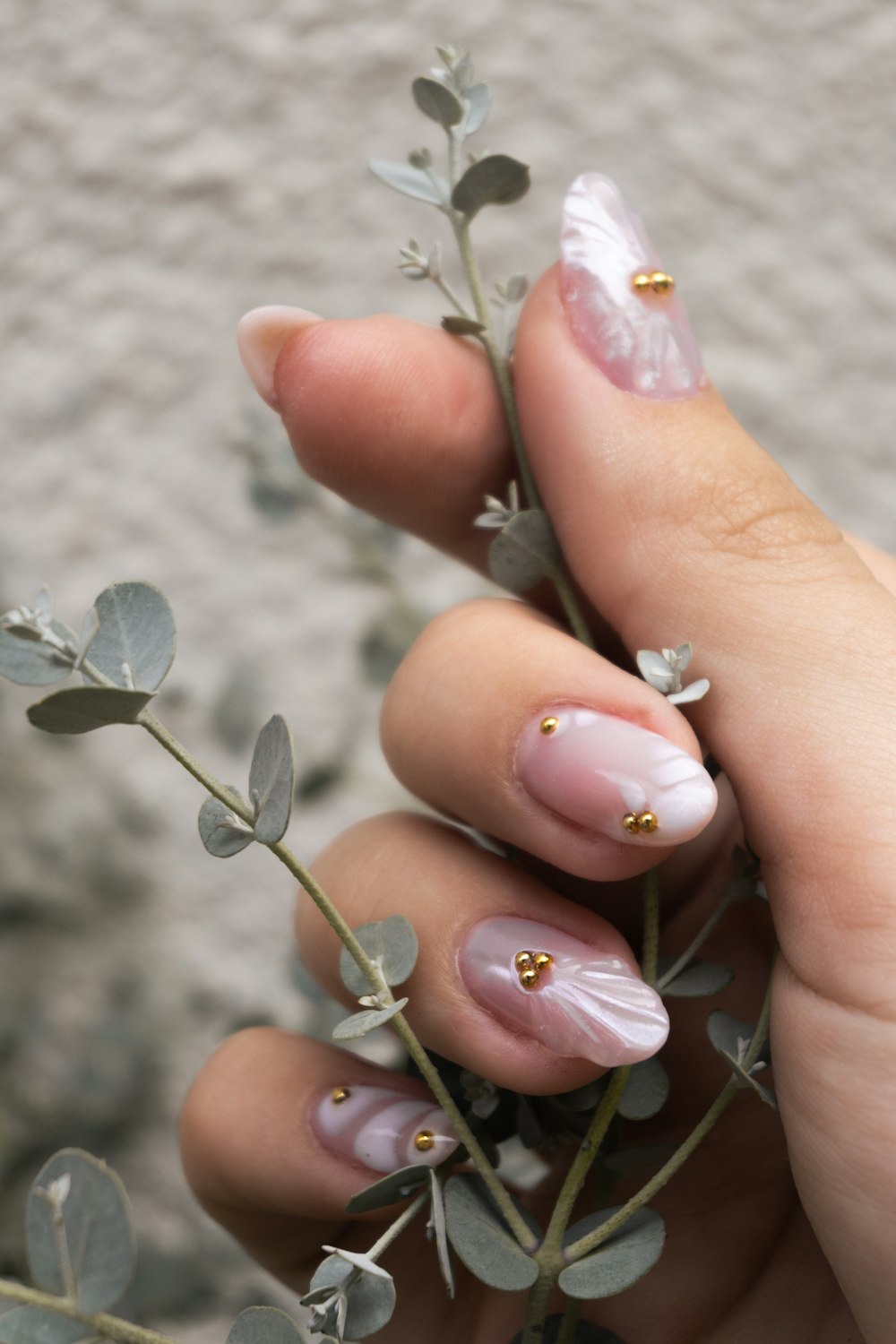 Nail art lilás com pequenos detalhes dourados