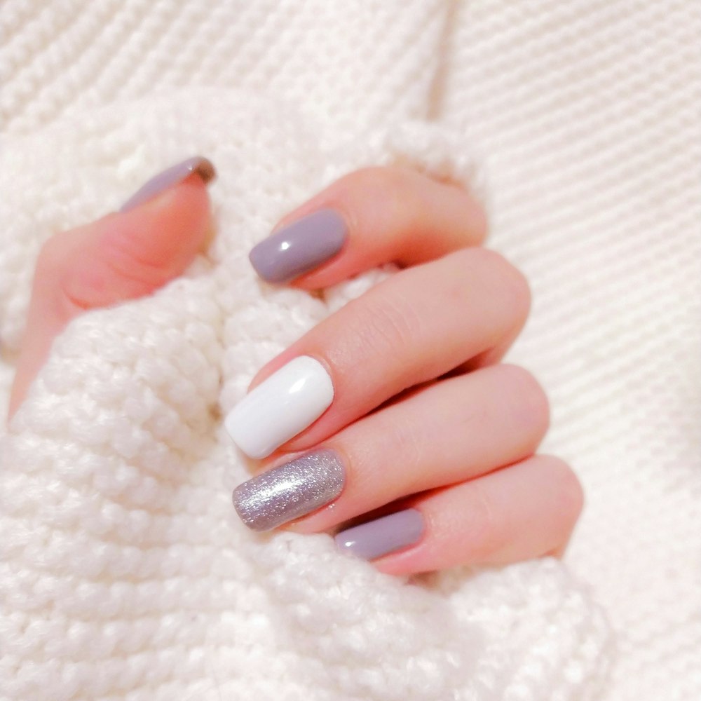 Composição de unhas em rosa, lilás e prata com brilho